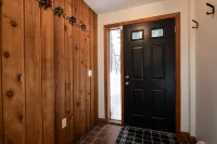 HotTub&GameRm&Traeger Smoker-Across from Golf, 5 Min to Lake, 15 Min 2 Mt Snow