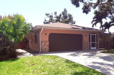 Palm Gardens - Hot Tub - Screened Patio - Minutes to the Beach - Pets