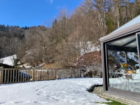 Family mountain chalet, Close to the Brasses ski slopes Отели в г. Оньон