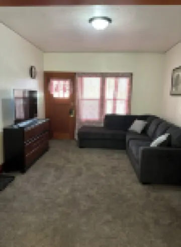 One block from downtown One bed one bath with extra folded out bed.