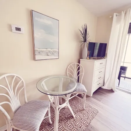 Luxury studio suite in Sea Trail. Close to beach. Wonderful screen in porch.