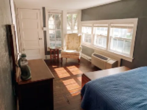 Compass Cottage in Historic Glen Rose