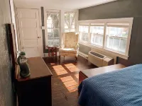 Compass Cottage in Historic Glen Rose Hotels near Outlaw Gas Station
