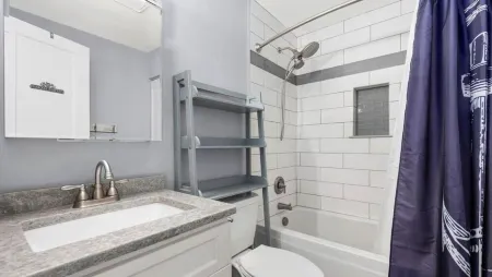 Beachside  Luxury Top-Floor Studio -Two Blocks from the Waves. Linens Included!!