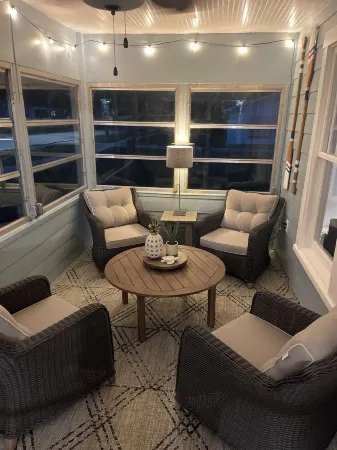 Beachy Bungalow in the heart of Dunedin; 5 minute walk to downtown Отели рядом с достопримечательностью «Oasis Beach»