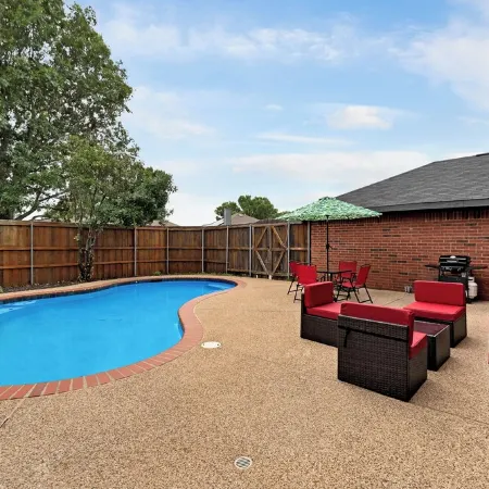 Pool retreat 5BA 2.5BA 4 King bed near lake Отели в г. Роулетт