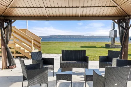 Kaiser House Sleeps 8, Traverse City 3 minutes away!  Pet friendly Отели рядом с достопримечательностью «Деянг Нэчурал Арея»