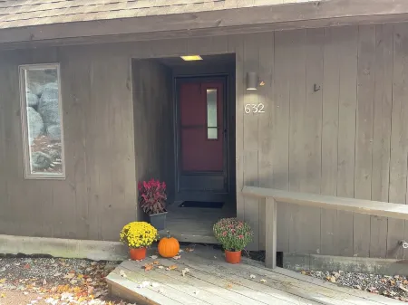 Experience lake life! Beautiful, light-filled Grantham condo near Lake Sunapee