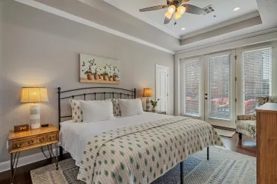 Downtown Waco retreat! 2 blocks to Magnolia Silos! Huge private balcony!