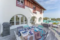 Upscale villa on the dune, a stone's throw from the beach