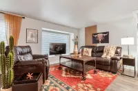 Backyard BBQ Retreat: Central 3bd - Prime Location