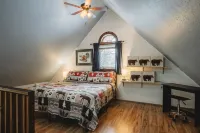 Cozy Alaskan themed cabin suitable for families or couples! King size bed, w/d