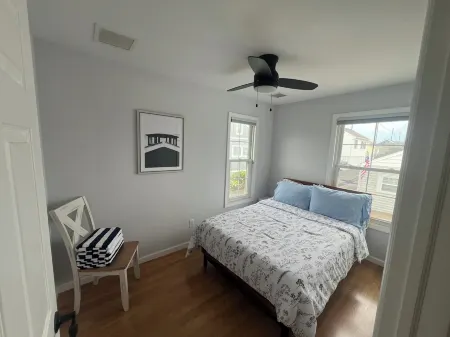 Beach bungalow that can sleep up to 6! 4 minute walk to the beach! Отели рядом с достопримечательностью «JCPenney»