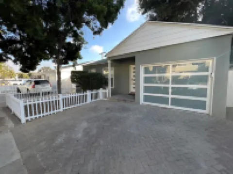 Stylish 2 Bedroom Home in Santa Monica
