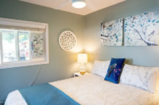 Rivendell Oasis-Peaceful garden setting with private hot tub close to waterfalls