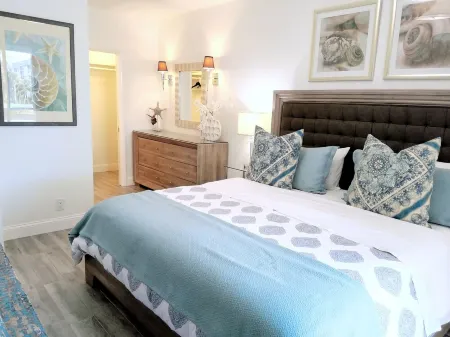 POSHPADZ -Villa Koalua Walk to Jupiter Beach-Prime Lake Views-Resort Setting