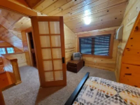 Log Cabin Inn - Cabin 12 on the Mckenzie River - minutes from Tokatee and Loloma