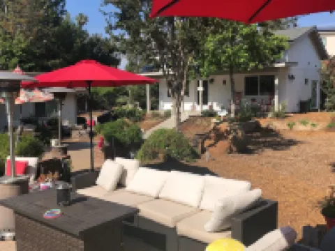 Adorable 4 Bedroom Guest House WPool + Jacuzzi Hotels in Poway