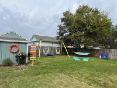 The Salty Breeze Beach House ~ 15 mins > Navarre & Pensacola Beach Hotels in Gulf Breeze