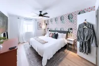 Pontoon Boat/Games/King Bed/Hot Tub/Family Fun! โรงแรมใน