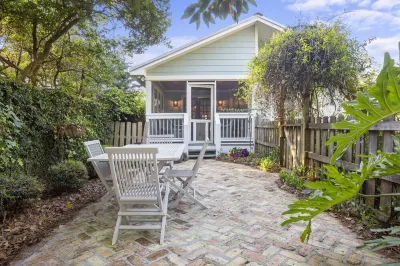 Bottlebrush on Bowen - the perfect location in Ocean Springs. Walk to downtown! Hotels in 