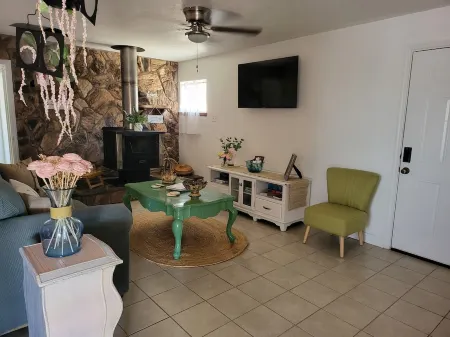 Charming 2-bedroom apartment in delightful Apple Valley with AC, WiFi