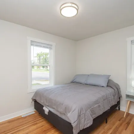 Amazing 2 Bedroom 1 Bathroom Upper Level Home
