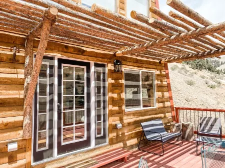 Clean cabin amid Nat Forest with private creek access,  Wi-Fi, and pet friendly!