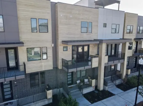 Downtown Modern 3-Bed Townhome with Bright, Upgraded Interiors & Books to read