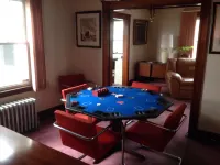 JACARANDA.  A comfortable, secure two-story colonial.  Whole house. 米爾頓住宿飯店