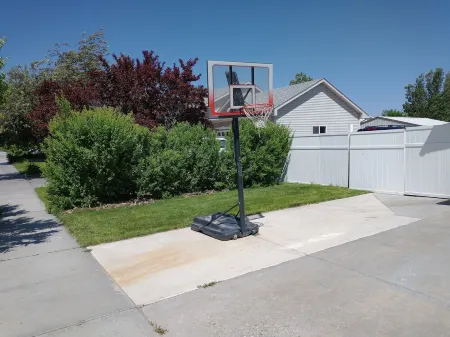 Beautiful home, 8 bedrooms-18 beds-sleeps 30, family friendly