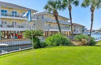 Coastal Charm, CANAL FRONT 🌴Condo, 5 Pools, Hot Tub, walk to beach Dog-Friendly!