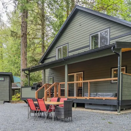 Luxe Chalet @ Rainier Entrance w/ Hot-Tub-WiFi-AC
