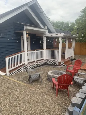 The Bluegrass Bungalow: Newly Constructed Sleeps 6: 3 beds 1.5bath. One Level. Hotels near CJ Banks