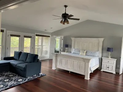 The Chalet on Lake Wylie, 5000 sq ft, Sleeps16, Pet Friendly, Close to Charlotte Hotels in der Nähe von Daniel Stowe Botanical Garden