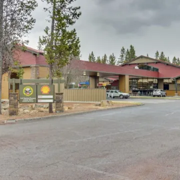 Cozy Sunriver Condo w/Pool Sharc Passes! Close to Sunriver Lodge & Shopping.