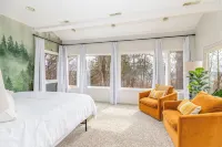 Treehouse: Hot Tub! Firepit! Cozy, Secluded, + Spacious.
