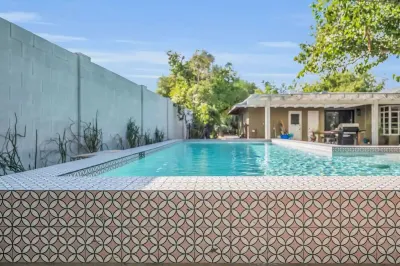 The Phoenix Sanctuary Guesthouse - Saltwater Pool & Dog Friendly 阿爾罕布拉住宿飯店