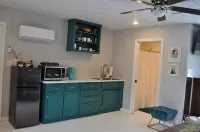 Peaceful Poolside Guesthouse just off I75