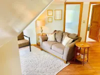 Cozy 3rd Floor Apartment Near Downtown [5-6]