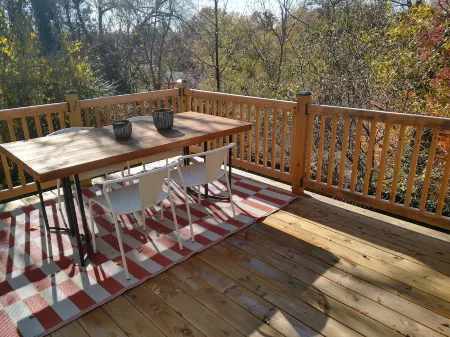 Adorable Family Cottage near Metro Access to DC Sleeps 8