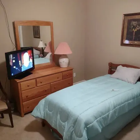 Classic Comfortable Condo, 3/2, Wifi, Pool, Location, OWA, Sports-plex, Shopping