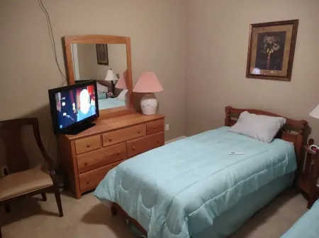 Classic Comfortable Condo, 3/2, Wifi, Pool, Location, OWA, Sports-plex, Shopping