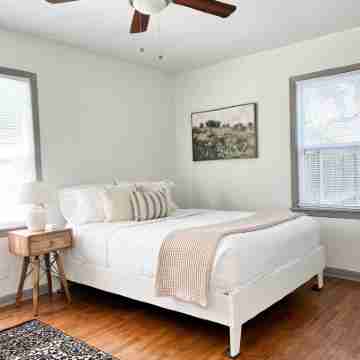 The Yellow Door- Close to I-40, Garage, B-ball Court, Fire-pit and Grill Rooms