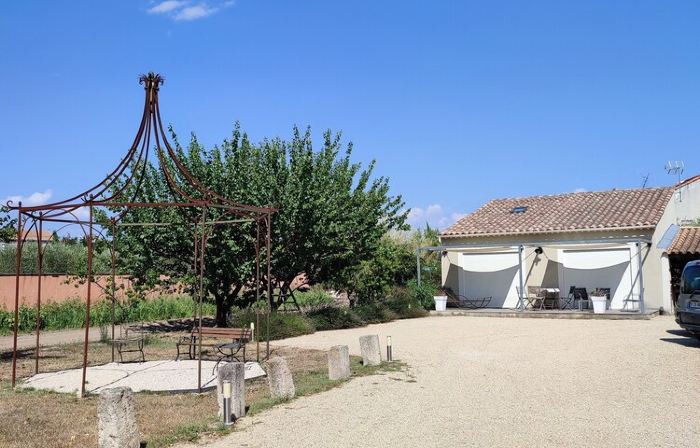 New Ad - Charming quiet house, air conditioning, shared pool