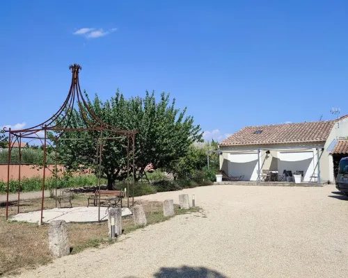New Ad - Charming quiet house, air conditioning, shared pool Hotels in Châteaurenard