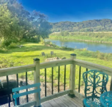 Tiny House on Upper Iowa River w/ hot tub