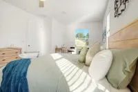 Tropical Tranquility Paradise: 3-Bedroom Sunshine Vacation Retreat