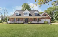 Spacious 4-bedroom house, + bonus rm in Serene Country Setting - sleeps up to 11