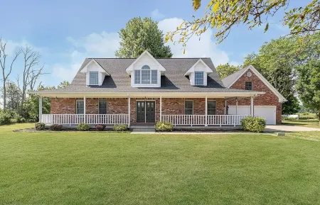 Spacious 4-bedroom house, + bonus rm in Serene Country Setting - sleeps up to 11